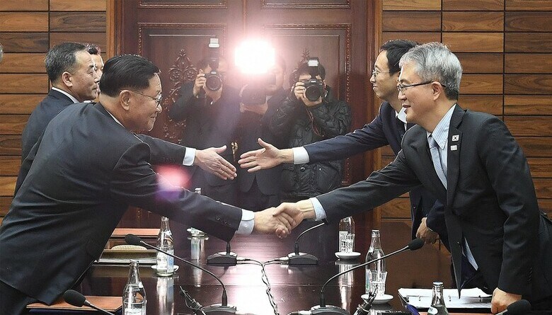 １月１５日、北朝鮮は、軍事境界線にある板門店で開いた韓国との協議で、平昌冬季五輪に１４０人規模の管弦楽団を派遣することで合意した。韓国政府が明らかにした。写真は協議に臨む韓国と北朝鮮の代表ら。板門店の北朝鮮側施設で撮影（２０１８年　ロイター／ The Unification Ministry/Yonhap ）