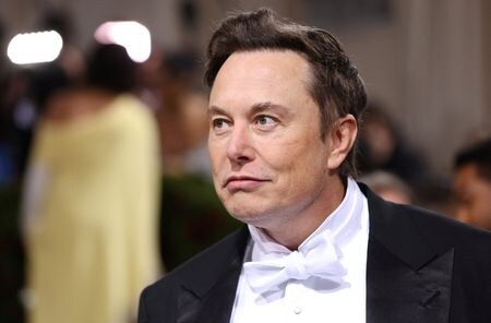 ６月２１日、米実業家のイーロン・マスク氏（写真）は、ツイッターの買収計画について、スパム・ユーザーの数など一部の問題が残っていると述べた。ニューヨークで５月撮影（２０２２年　ロイター/Andrew Kelly）