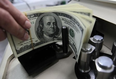 　８月１４日、正午のドル／円は、前週末ニューヨーク市場午後５時時点に比べ、ドル高／円安の１０９．３６／３８円だった。写真はバンコクで２０１０年１０月撮影（２０１７年　ロイター／Sukree Sukplang）