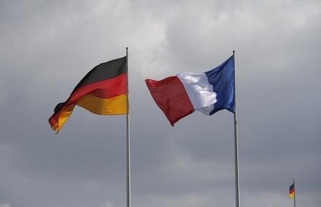 　１１月２５日、フランス経済相に近い筋によると、フランスとドイツは、国境警備強化や移民・難民に対応するため、１００億ユーロ（約１０６億６０００万ドル）規模の「リスク基金」を設立する可能性がある。ベルリンで昨年９月撮影（２０１５年　ロイター/Fabrizio Bensch）