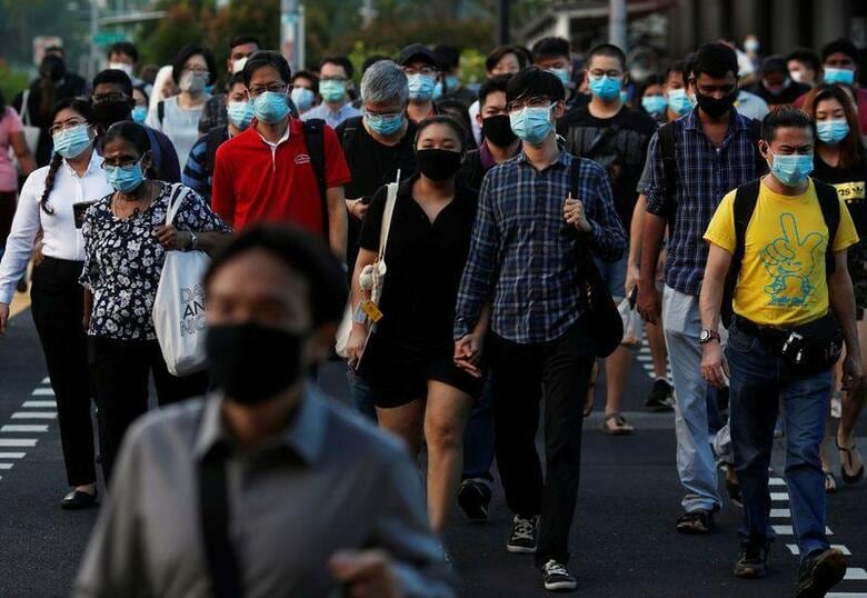 シンガポール政府は5日、新型コロナウイルス感染者の接触者を追跡するウエアラブル端末を近く導入する方針を明らかにした。写真はシンガポールで3日撮影(2020年　ロイター/Edgar Su)