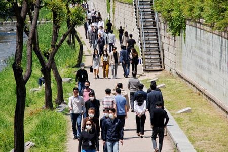 　６月３０日、ロイターの集計によると、新型コロナウイルスの感染者は世界全体で５億４３６５万人を超え、死者は６７４万４０６９人となった。写真はソウルで５月撮影（２０２２年　ロイター／Heo Ran ）