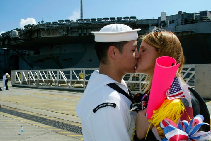 米海軍の原子力空母「エイブラハム・リンカーン」乗組員は10カ月ぶりに妻に会えた　Rick Wilking-REUTERS