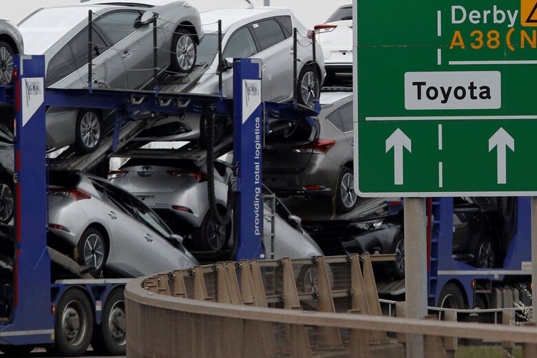 トヨタの英国工場から輸送される新車（2017年）　Darren Staples-Reuters