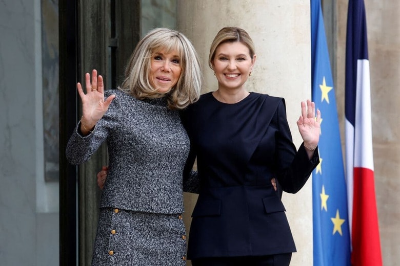 エリゼ宮で面会したブリジット・マクロン大統領夫人とオレナ・ゼレンスカ大統領夫人　Gonzalo Fuentes-REUTERS