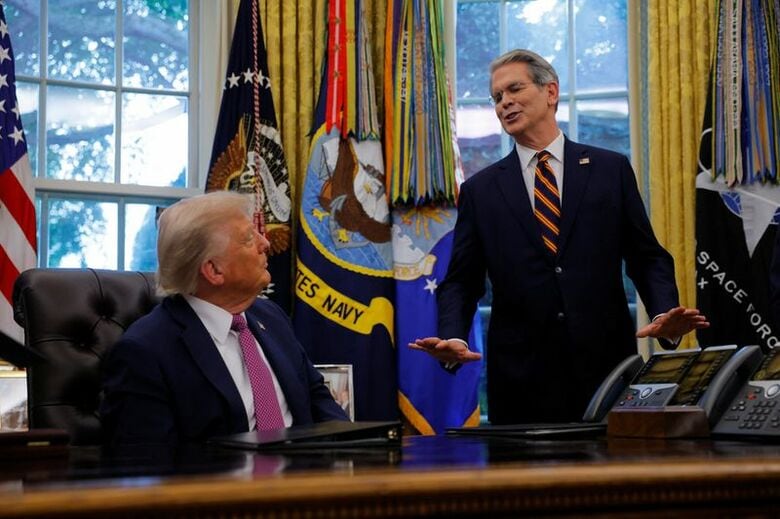 写真はトランプ米大統領（左）とベセント財務長官。2025年9月、米ワシントンのホワイトハウスで撮影。REUTERS/Brian Snyder