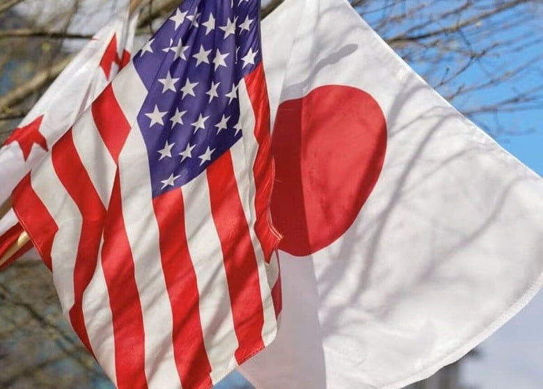 ８月１３日、日米関税交渉の合意を受けて、５５００億ドル（約８０兆円）の対米投融資プロジェクトが具体化に向けて動き出す。写真は日米の国旗。２０２４年４月、ワシントンで撮影（２０２５年　ロイター/Kevin Lamarque）