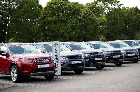 ７月６日、英自動車工業会（ＳＭＭＴ）が発表した６月の新車登録台数（販売台数）は前年比３５％減の１４万５３７７台だった。英ミルトンキーンズのディーラーで６月撮影（２０２０年　ロイター/Andrew Boyers）