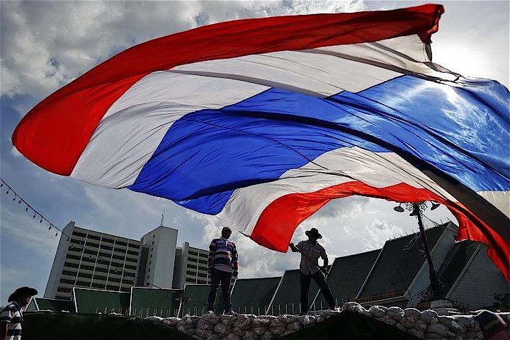 タイの軍政と君主制を批判して亡命し、現在は日本に在住しているパビン・チャチャバルポンプン京都大学准教授（48）が先月、日本国内の自宅で就寝中に襲撃される事件が起きた。写真は2014年5月、バンコクでタイ国旗を振る抗議デモ参加者（2019年　ロイター/Damir Sagolj）