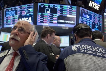 　１１月１９日、米国株式市場は小反落。ヘルスケア銘柄が売られ、インテルなどのハイテク株の上昇を打ち消した。ＮＹ証券取引所で１０月撮影（２０１５年　ロイター/Brendan McDermid）