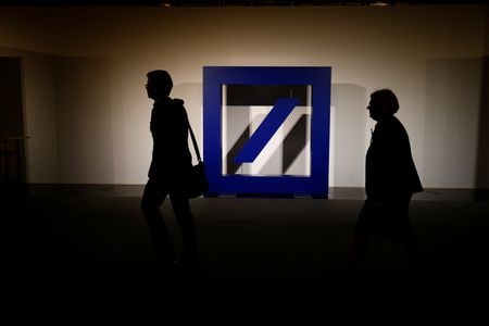 　ドイツ銀行が、ロシア株式を保有する顧客に対し、保有株への完全なアクセスは保証できないと通知していたことがわかった。写真はフランクフルトの同行前で２０１７年５月撮影（２０２３年　ロイター／Ralph Orlowski）