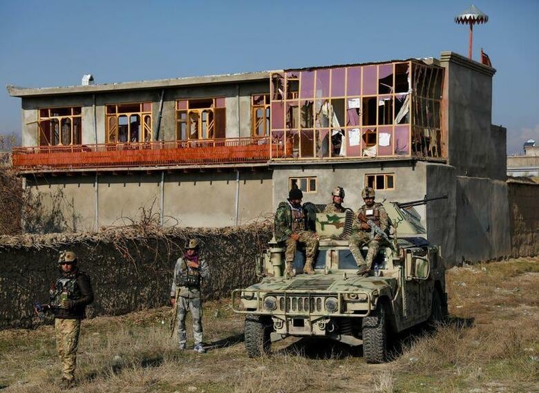 アフガニスタンの首都カブール北方にあるバグラム米空軍基地で、複数の自爆犯による攻撃があり、2人が死亡、多数が負傷した。写真は攻撃現場を調べるアフガンの治安部隊（2019年　ロイター／Mohammad Ismail）