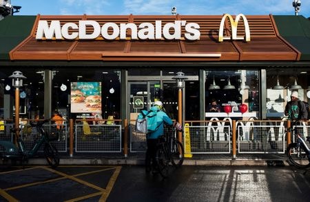 １２月６日、米ファストフードチェーン大手マクドナルドは、世界中で２０２７年までに約１万店を新規開設する計画を明らかにした。写真はロンドンのマクドナルド店舗で２０２１年１２月撮影（２０２３年　ロイター／May James）