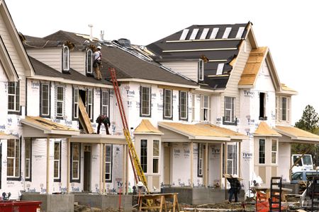 ４月２６日、米商務省が発表した３月の新築一戸建て住宅販売戸数（季節調整済み）は年率換算で前月比８．６％減の７６万３０００戸だった。住宅ローン金利と住宅価格の上昇が重しとなった。写真は２００８年５月、米コロラド州で撮影（２０２２年　ロイター／Rick Wilking）