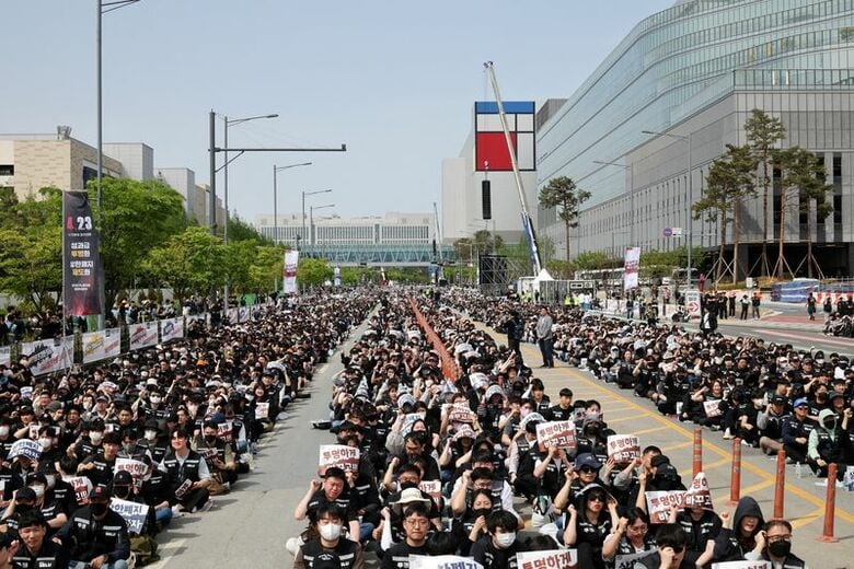 写真はサムスン電子の半導体工場前で、会社の報酬水準に抗議する労働組合員。4月23日、韓国・平沢で撮影。REUTERS/Kim Hong-Ji