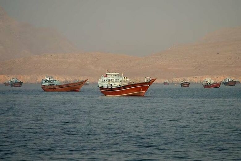 写真はホルムズ海峡を航行する船舶。6月14日、オマーンのムサンダムから撮影。REUTERS