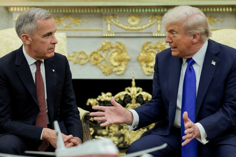 カナダのカーニー首相（左）とトランプ米大統領。2025年10月、ホワイトハウスで撮影。REUTERS/Evelyn Hockstein