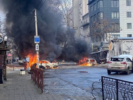 ウクライナ軍が最近奪還した南部の要衝ヘルソン市がロシア軍の攻撃を受け、地元当局によると少なくとも１０人が死亡、５８人が負傷した。ヘルソンで２４日撮影、ウクライナ大統領府提供写真。（2022年　ロイター）