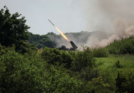 　６月３０日、ウクライナ軍兵士数百人が、英国で多連装ロケットシステム（ＭＬＲＳ）などの軍事訓練を終えた。写真はルガンスク州リシチャンスクで使用されるＢＭ－２１自走多連装砲「グラート」。１２日撮影（２０２２年　ロイター/Gleb Garanich）