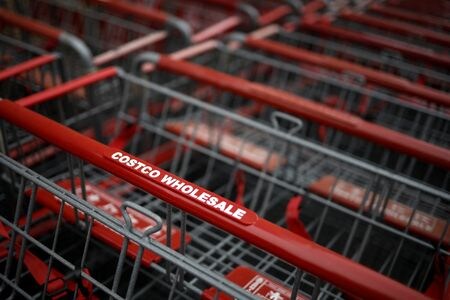 　１月２３日、米会員制倉庫型量販店のコストコ・ホールセールが開催した年次株主総会で、同社の多様性、公平性、包摂性（ＤＥＩ）プログラムを維持するリスクに関する報告書の提出を求める提案が否決された。米バージニア州で昨年１１月撮影（２０２５年　ロイター／Benoit Tessier）