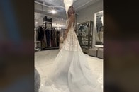 下半身が「丸見え」...これで合ってるの？ セレブ花嫁のウェディングドレスに驚きの声「明らかに問題」