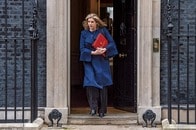 辞任ジョンソン英首相の後継候補、ブックメーカーと世論調査のトップ人気は？
