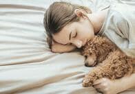 女性のベッドのお供は......人間ではなく犬がベスト！？