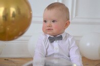 立てるようになったばかりの1歳児、風船持って誕生日のパパ待機　視聴者は「10回しか見てないわ」
