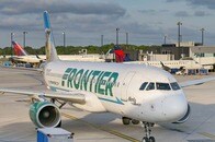 【動画】離陸前のパイロットが逮捕され、迷惑客がPCを投げつける...米格安「フロンティア航空」を襲った珍事件