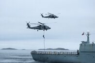 デンマーク軍ヘリにロシア艦が照明弾、政府は大使呼び出し