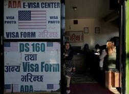 米政権、世界各地でビザ面接を一時停止　移民取り締まり強化で