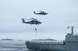 デンマーク軍ヘリにロシア艦が照明弾、政府は大使呼び出しへ