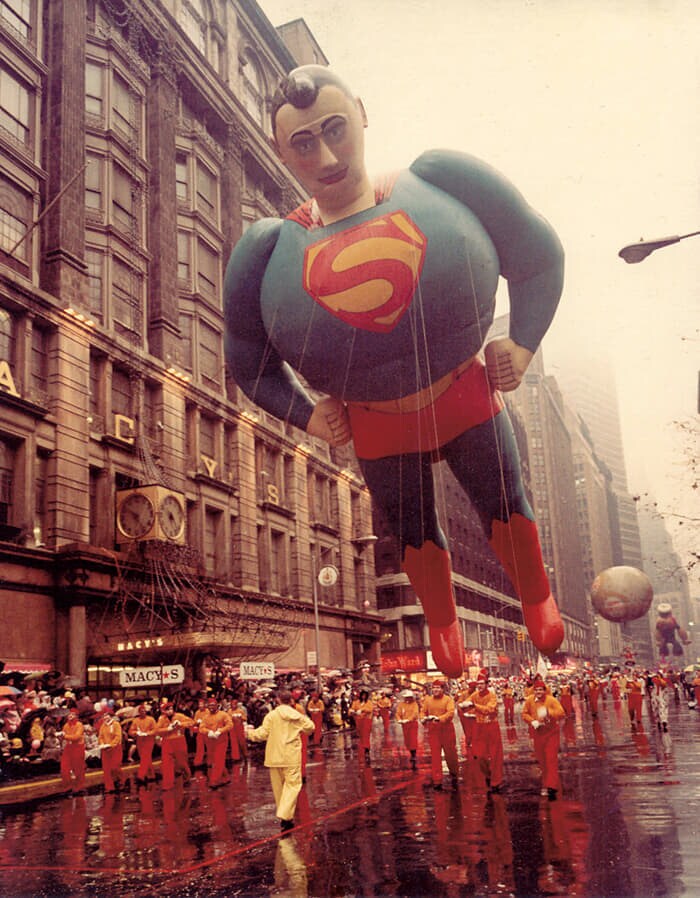 1966年　1938年に誕生したスーパーマンは「世界初のスーパーヒーロー」であり、アメリカのポップカルチャーを象徴する存在だ　Courtesy of Macy's, Inc.