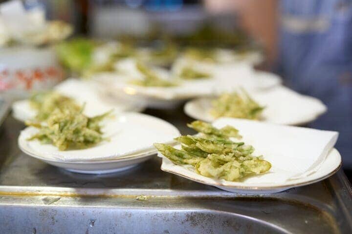 静岡県では生で食べられることも多いお茶の葉