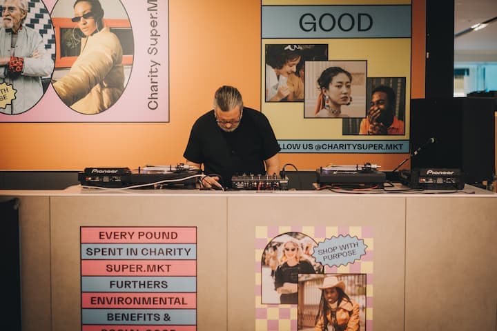 チャリティースーパーマーケット店内のDJ