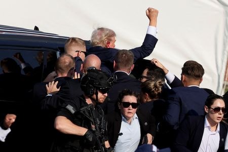　米シークレットサービス（大統領警護隊）は１５日、１３日のトランプ前大統領銃撃を未然に阻止することができなかったことを受けバイデン大統領と議員が発表した調査に全面的に参加すると述べた。１３日撮影（２０２４年　ロイター／Brendan McDermid）