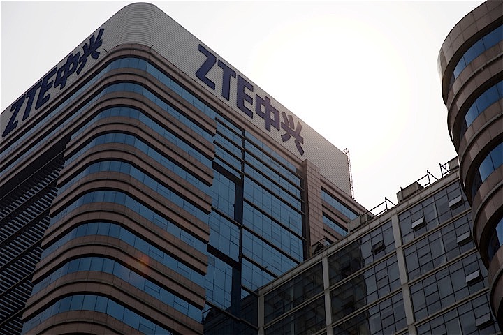 米政府は、中国通信機器大手の中興通訊（ＺＴＥ）が１０億ドルの罰金を支払うなどで米製品購入を禁じた制裁措置を解除することで合意した。写真は北京のＺＴＥ本社。REUTERS