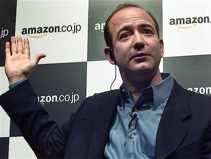 2000年、日本でのサービス開始を発表したときのジェフ・ベゾス　Toshiyuki Aizawa - REUTERS