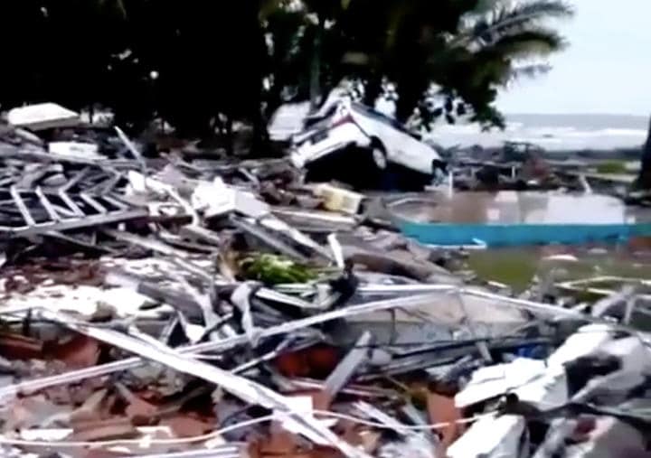 津波に襲われた翌朝の現地のようす　Channel NewsAsia / YouTube