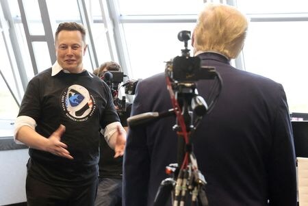 米実業家イーロン・マスク氏は、トランプ前大統領の暗殺未遂事件を受け、「誰もバイデン大統領やハリス副大統領を暗殺しようとすらしない」とＸに投稿した。２０２０年５月、フロリダ州で撮影（２０２４年　ロイター/Jonathan Ernst/File Photo）