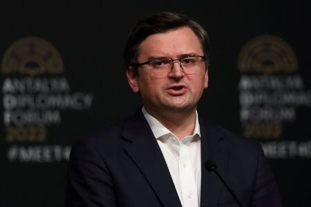 ウクライナのクレバ外相は２８日、今週トルコで行われるロシアとの協議において、ウクライナの最も野心的な目標は停戦に合意することであると表明した。３月１０日、トルコ・アンタルヤで撮影（２０２２ 年　ロイター／Murad Sezer）