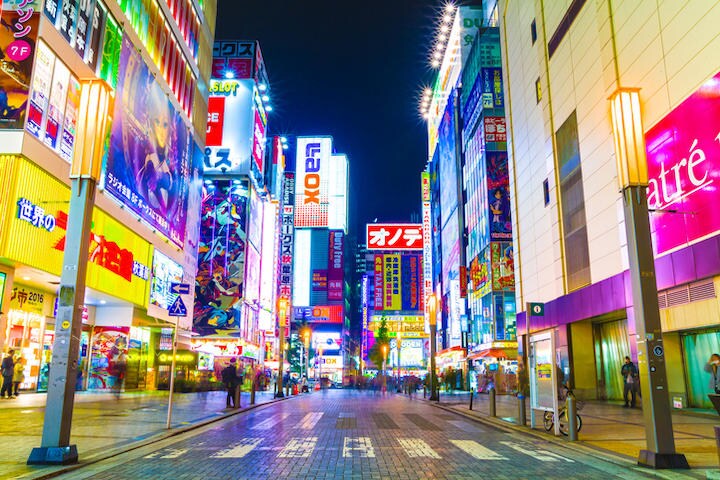 なぜ人は、高いお金を出しても不正転売品を買おうとするのか（写真は秋葉原）　recep-bg-iStock.