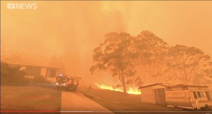 オーストラリア南東部のニューサウスウェールズ州で森林火災が猛威を振るい続けている。6日時点で150カ所近い火事現場で消防士らが消火作業に当たっている。　ABC News (Australia) - YouTube