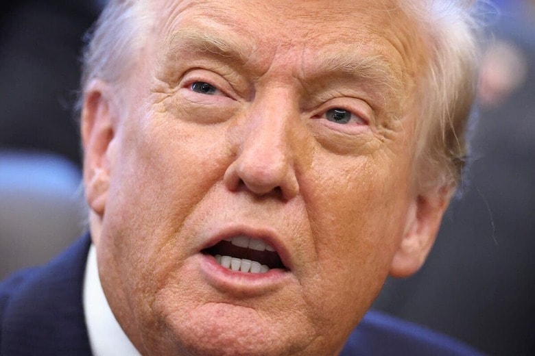 景気刺激を迫られるトランプ（11月10日、ホワイトハウス）REUTERS/Kevin Lamarque