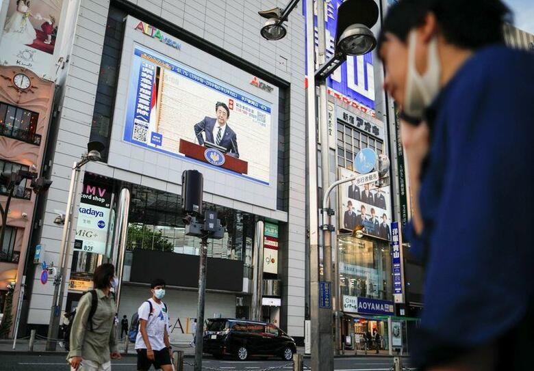 18日に発表された1─3月期の国内総生産(GDP)段階では年率1桁の減少にとどまったが、新型コロナウイルスの影響が本格的に出てくる4─6月期は20%前後の落ち込みが予想され、日本経済は戦後最悪の状態となりそうだ。写真は5月14日、東京の新宿で撮影(2020年　ロイター/Issei Kato)