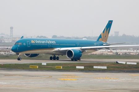 　１２月９日、ベトナム航空は、新型コロナウイルス感染拡大により約３年間停止していた中国便の運航を再開した。写真はベトナムのハノイの空港で２０２０年１２月撮影（２０２２年　ロイター／Kham ）