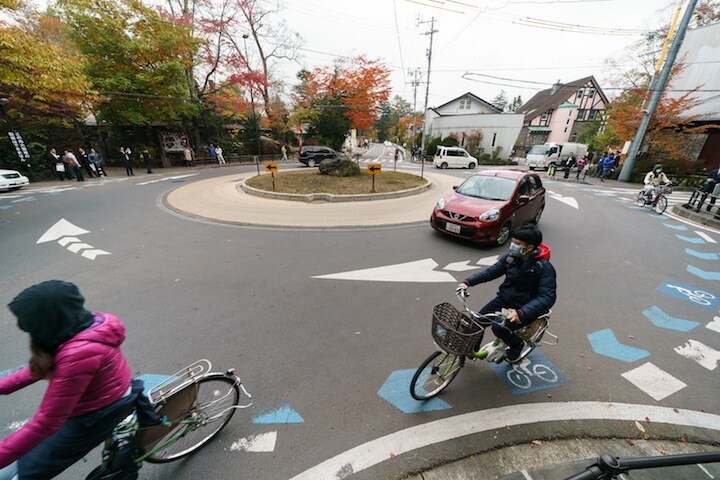 地元車両や観光客の自転車が行き来する「六本辻ラウンドアバウト」＝長野県軽井沢町　撮影：内村コースケ