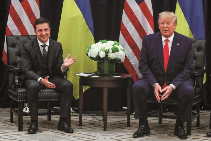 ゼレンスキー（左）はトランプ（右）の機嫌を取りつつ要求には屈しなかった（2019年9月）　JONATHAN ERNSTｰREUTERS