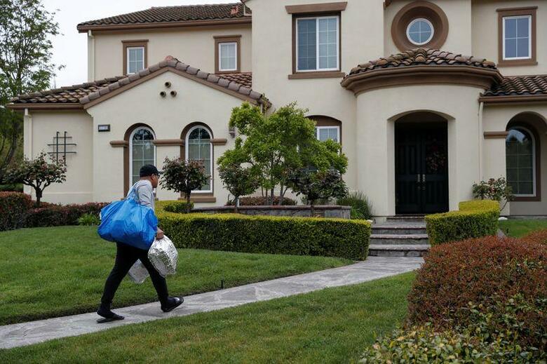 米カリフォルニア州ダブリンで６日、注文品を配達するサビュラオさん（2020年　ロイター/Shannon Stapleton）