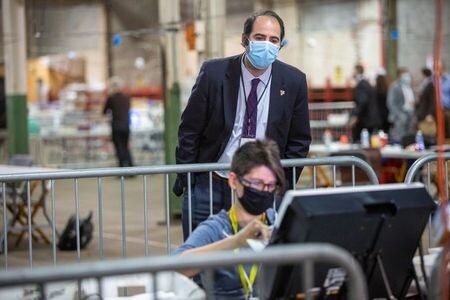 米大統領選の結果を巡り、トランプ陣営がペンシルベニア州当局によるバイデン前副大統領の勝利認定を阻止するために同州連邦地裁に起こした訴訟で、同州の弁護団は１７日、トランプ陣営の訴えを棄却するよう求めた。写真は開票作業を見守る監視人。ピッツバーグで６日撮影（２０２０年　ロイター/JOHN ALTDORFER）